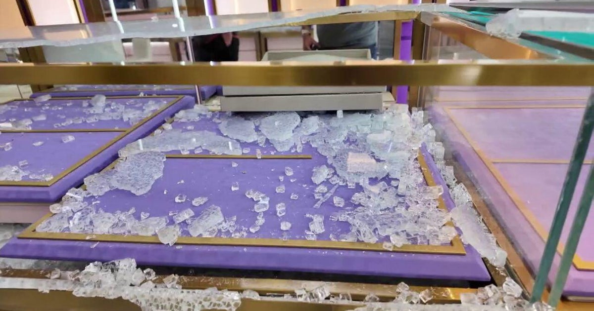 Video shows thieves storm New Jersey jewelry store armed with sledgehammers. Here's what happened next.