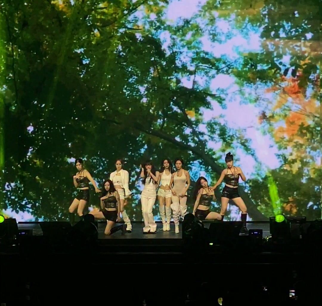 VOCAL QUEENS 👑 K-pop girl group Mamamoo stunned Filipino fans with their powerful vocals as they performed their latest single “4 Flowers” during their “4WARD” concert at the Araneta Coliseum on Saturday, August 8. | via Jaehwa Bernardo, ABS-CBN News