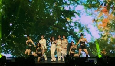 VOCAL QUEENS 👑 K-pop girl group Mamamoo stunned Filipino fans with their powerful vocals as they performed their latest single “4 Flowers” during their “4WARD” concert at the Araneta Coliseum on Saturday, August 8. | via Jaehwa Bernardo, ABS-CBN News