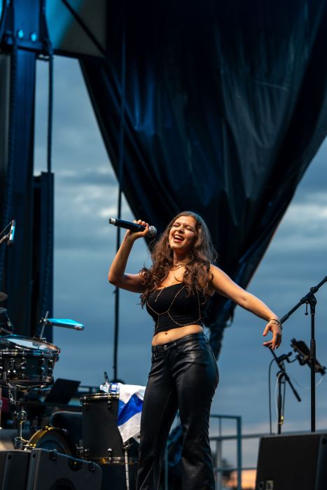 A singer performs for the crowd during the Great Neck Park District’s summer concert at Steppingstone Park.