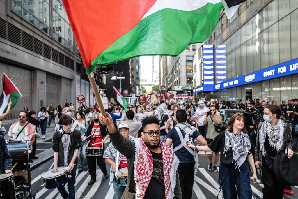 Pro-Palestinian protests in Times Square, New York (Photo: Stephanie Keith/Getty Images) מחאות פרו-פלסטיניות בטיימס סקוור ניו יורק
