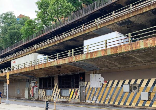 The triple cantilever consists of three decks overhanging Furman Street (shown here), which runs at ground level next to Brooklyn Bridge Park. Photo: Mary Frost/Brooklyn Eagle
