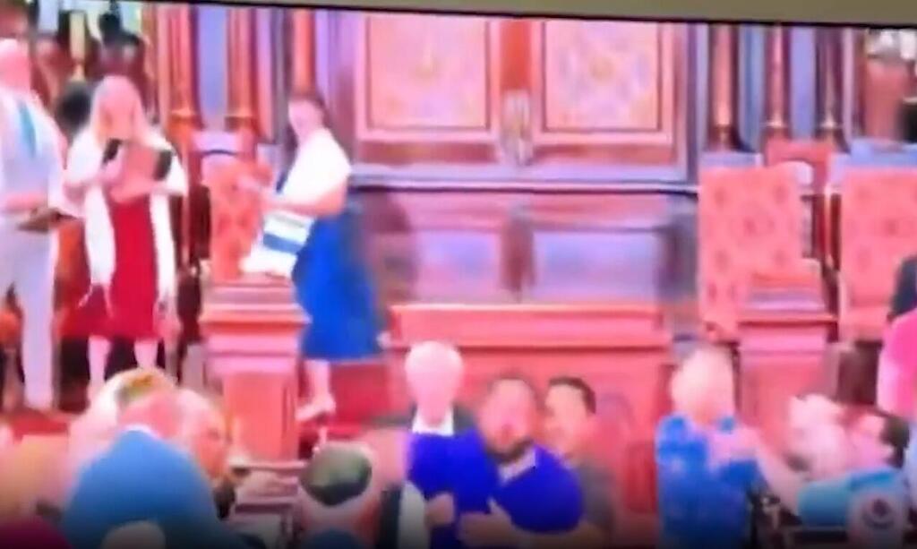 Larry Montes was thrown out of the synagogue as he attacked an individual on August 14, 2026 (Photo: X/StopAntisemites) הגבר בכחול בתחתית התמונה מוצא מבית הכנסת