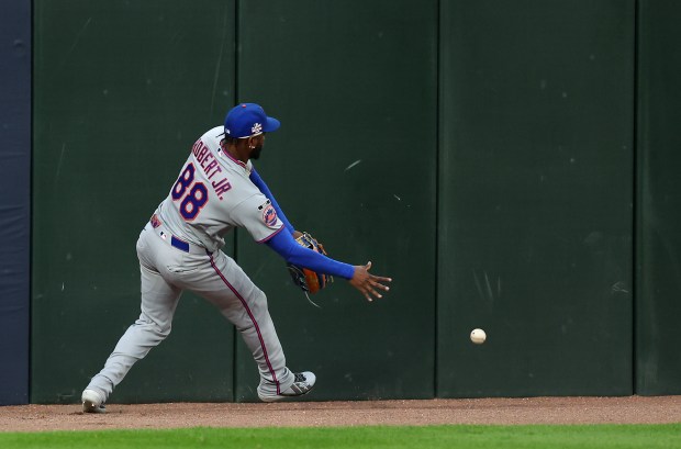 Mets left fielder Luis Robert Jr. is unable to catch a ball that went for a double for White Sox third baseman Miguel Vargas in the first inning Friday, Aug. 21, 2026, at Rate Field. (Chris Sweda/Chicago Tribune)