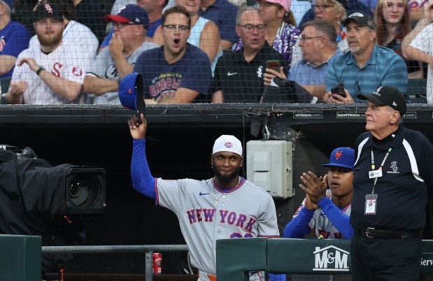 Mets left fielder Luis Robert Jr. acknowledges applause from the crowd as the former White Sox player is announced after the first inning Friday, Aug. 21, 2026, at Rate Field. (Chris Sweda/Chicago Tribune)