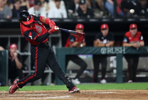 White Sox third baseman Miguel Vargas hits a two-run home run in the sixth inning against the Mets on Aug. 21, 2026, at Rate Field. (Chris Sweda/Chicago Tribune)