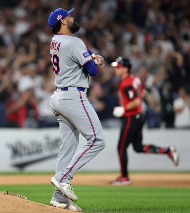 Mets starter Sean Manaea walks off the mound as White Sox designated hitter Colson Montgomery rounds the bases after hitting a solo home run in the sixth inning Friday, Aug. 21, 2026, at Rate Field. (Chris Sweda/Chicago Tribune)