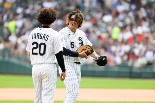Chicago White Sox third baseman Miguel Vargas (20) and Chicago White Sox first baseman Munetaka Murakami (5) talk in the fourth inning against the New York Mets at Rate Field on Aug. 23, 2026. (Eileen T. Meslar/Chicago Tribune)
