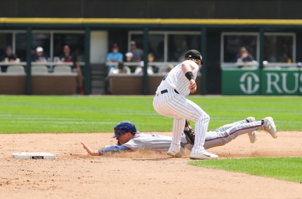 Chicago White Sox second baseman Chase Meidroth (10) tags out New York Mets first baseman Jared Young (29) as he is caught stealing in the fourth inning at Rate Field on Aug. 23, 2026. (Eileen T. Meslar/Chicago Tribune)
