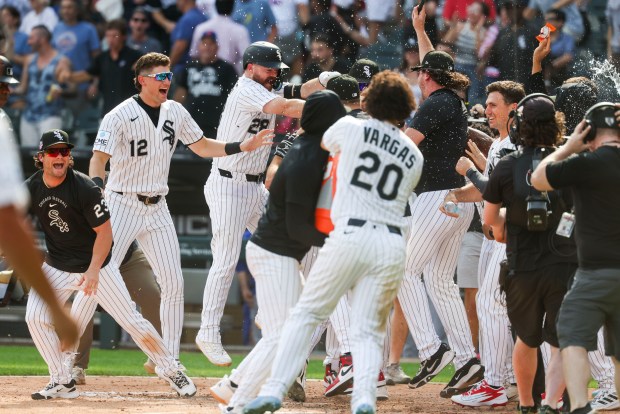 Chicago White Sox players celebrate with center fielder Tristan Peters (29) after he hit a home run in the ninth inning to win the game 2-1 against the New York Mets at Rate Field on Aug. 23, 2026. (Eileen T. Meslar/Chicago Tribune)
