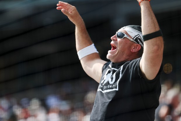 A Chicago White Sox fan starts "the wave" in the eighth inning against the New York Mets at Rate Field on Aug. 23, 2026. (Eileen T. Meslar/Chicago Tribune)