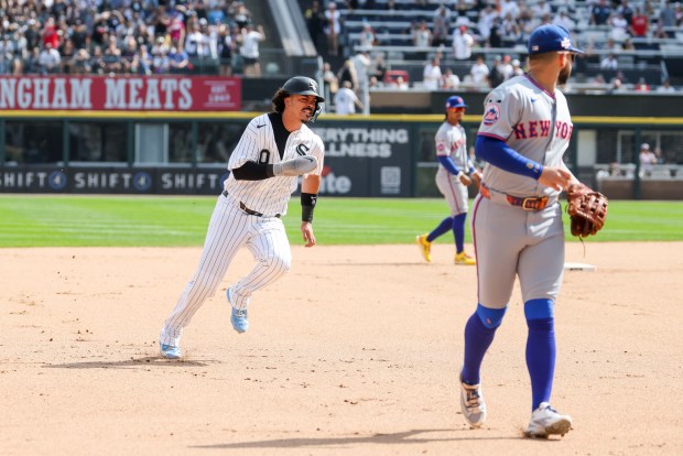 Chicago White Sox third baseman Miguel Vargas (20) sprints around the bases as he tries to score on a double from designated hitter Andrew Benintendi in the eighth inning against the New York Mets at Rate Field on Aug. 23, 2026. (Eileen T. Meslar/Chicago Tribune)
