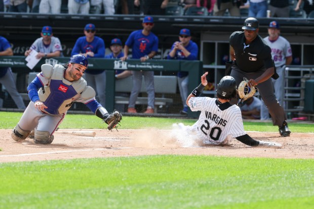 Chicago White Sox third baseman Miguel Vargas (20) scores in the eighth inning against the New York Mets at Rate Field on Aug. 23, 2026. (Eileen T. Meslar/Chicago Tribune)
