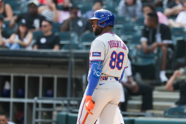 New York Mets left fielder Luis Robert Jr. (88) bats in the ninth inning against the Chicago White Sox at Rate Field on Aug. 23, 2026. (Eileen T. Meslar/Chicago Tribune)