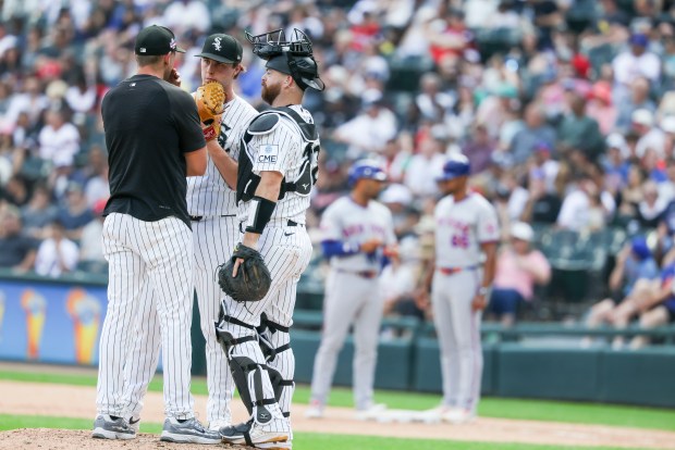 Chicago White Sox pitcher Grant Taylor (31) huddles on the mound in the ninth inning against the New York Mets at Rate Field on Aug. 23, 2026. (Eileen T. Meslar/Chicago Tribune)