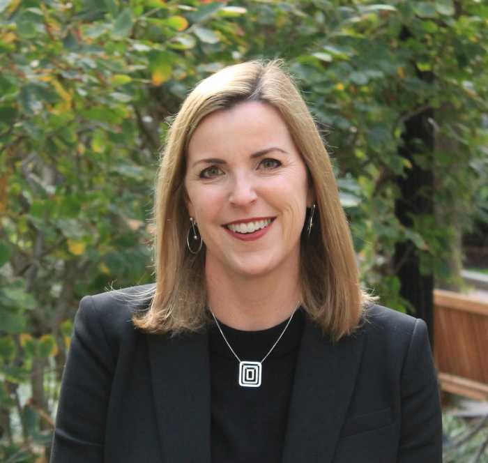 woman wearing black outside