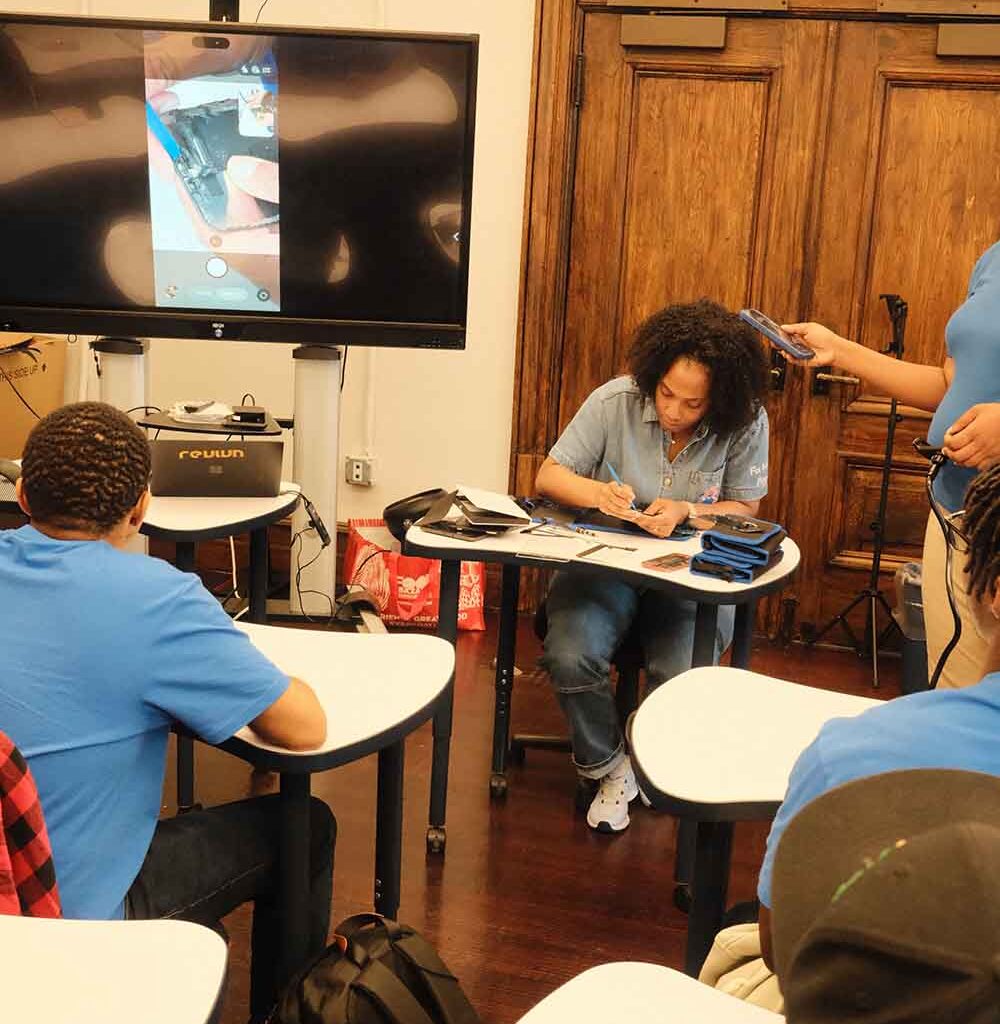 Bronx Students Get Hands-On Technology Training Through Partnership with City, LinkNYC & Partners