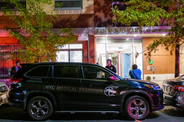 Medical Examiner's Office personnel and NYPD officers and detectives investigate a dismembered body found in an apartment building on Linwood St. in Cypress Hills, Brooklyn on Sep. 21, 2022. (Jeff Bachner for New York Daily News)