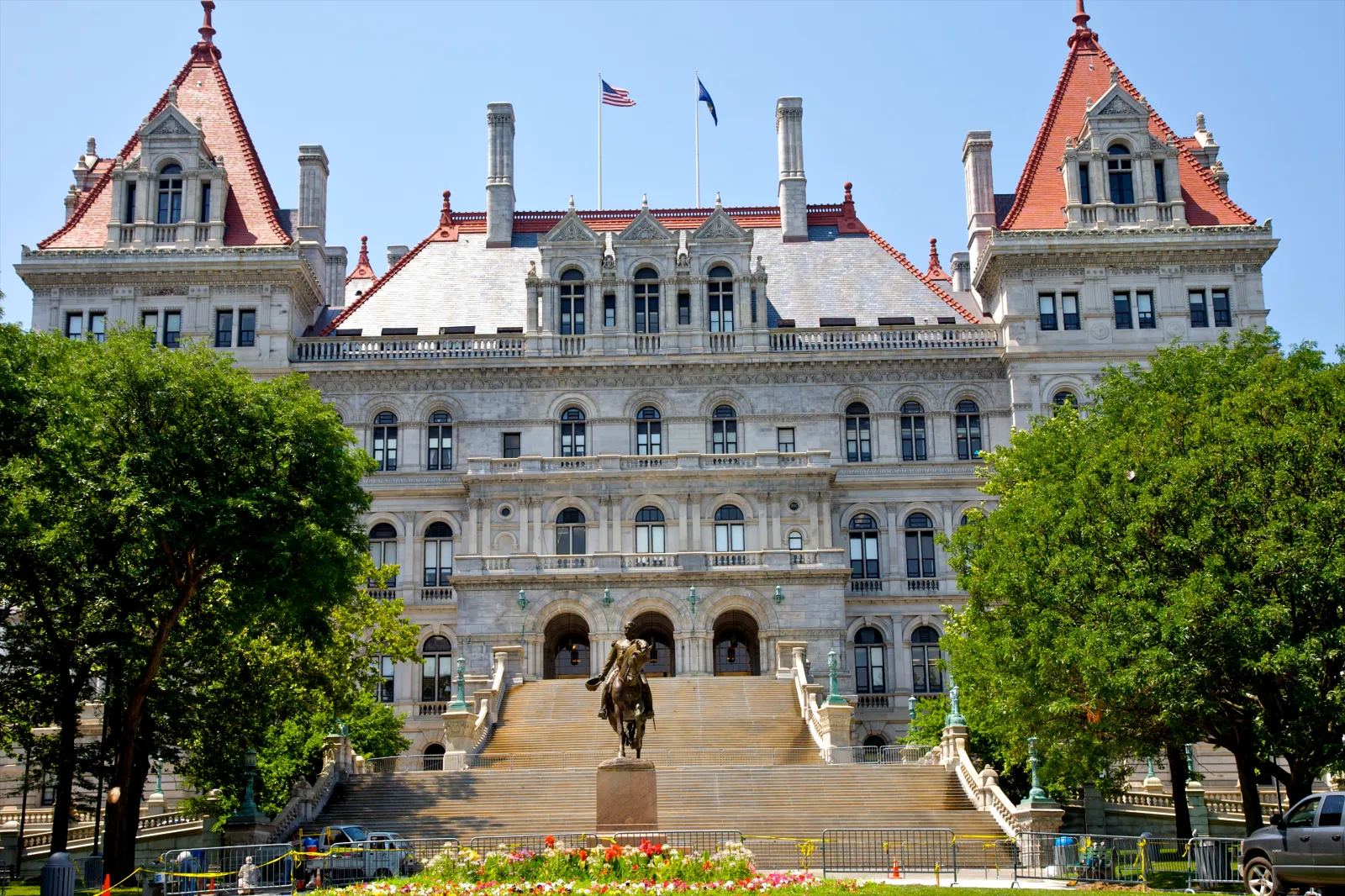 Jessica Bowie, a 35-year-old Albany resident, is accused by federal authorities of pledging allegiance to ISIS and plotting a bomb attack on the New York State Capitol, shown above. (Getty Images)