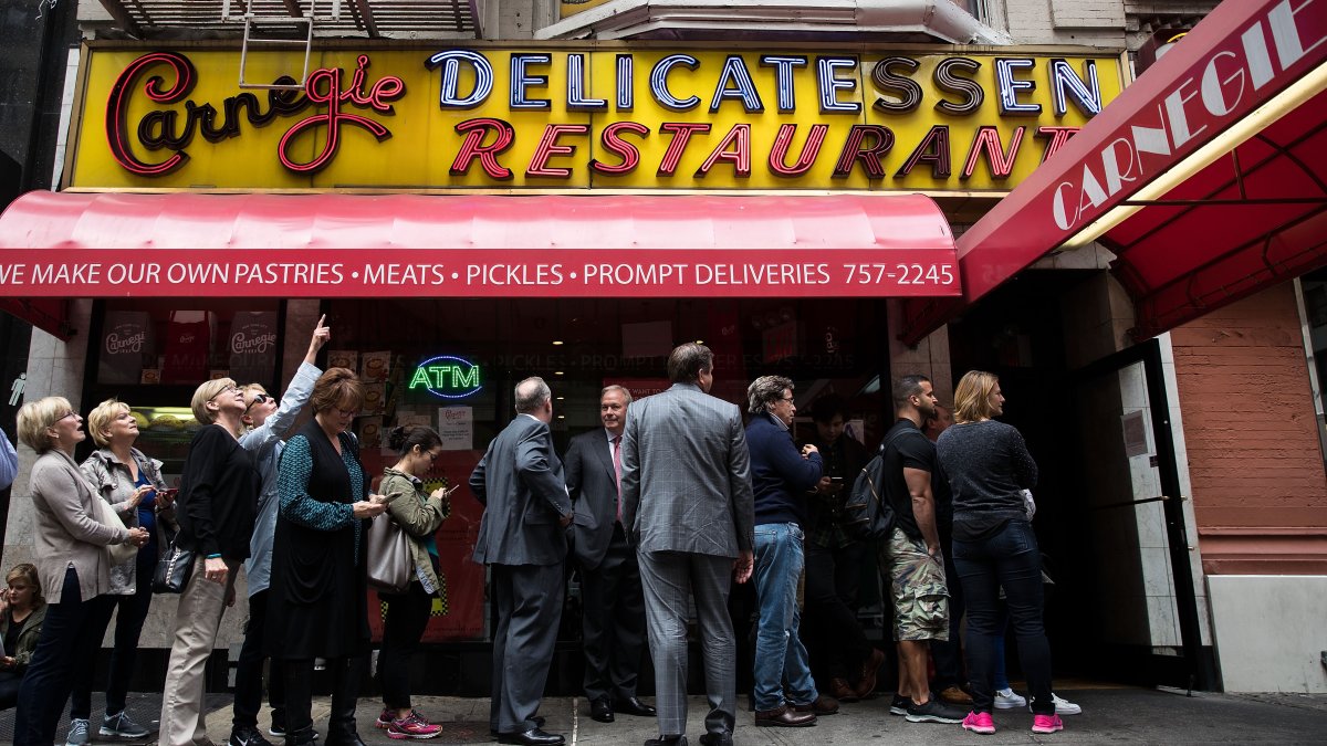 Carnegie Deli teases possible NYC return 10 years after closing – NBC New York