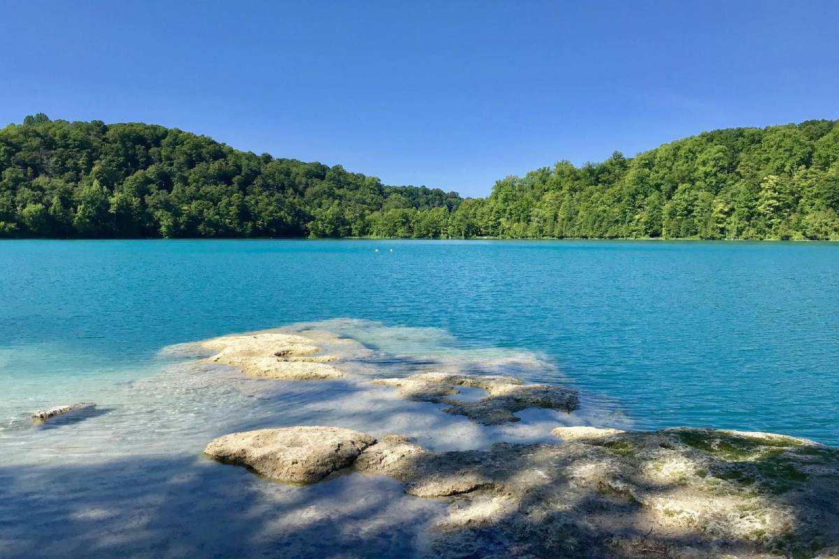 The ‘Caribbean of NY’ is a crystal clear glacial lake 4 hours from NYC—it’s home to a hyper-rare ‘coral reef’ you can glide over on clear-bottom kayaks
