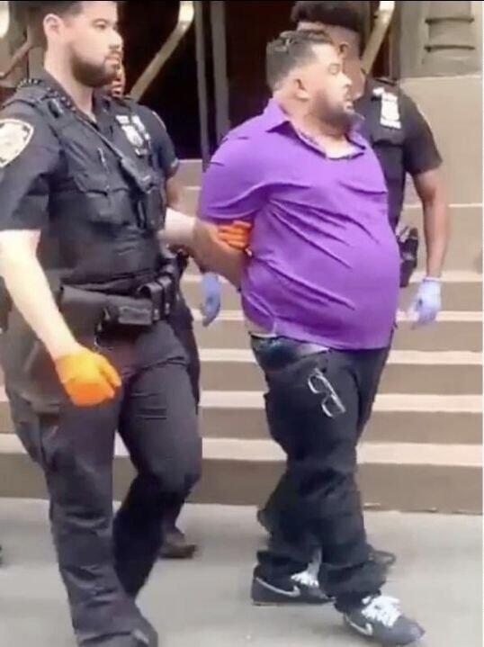 The alleged suspect removed from the synagogue by NYPD (Photo: from social media) החשוד לאחר מעצרו