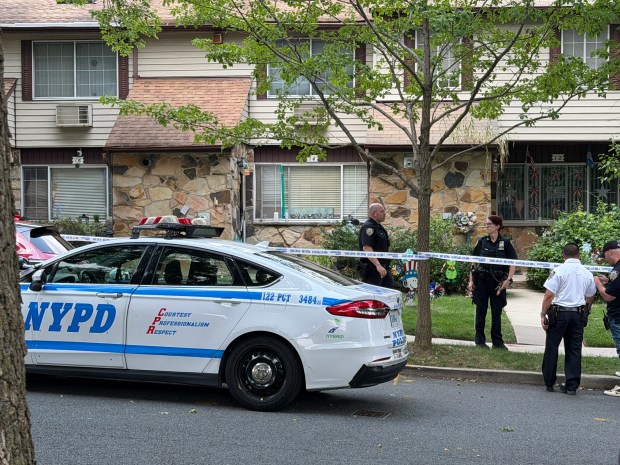 Police investigate after a shooting on Garth Court in Staten Island on Thursday. (Rose Abuin / New York Daily News)