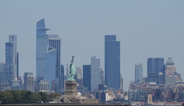 Boat capsizes in New York Harbor, woman and 5-month-old baby die - The Washington Post