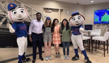 Willie Crawford with friends with New York Mets mascot