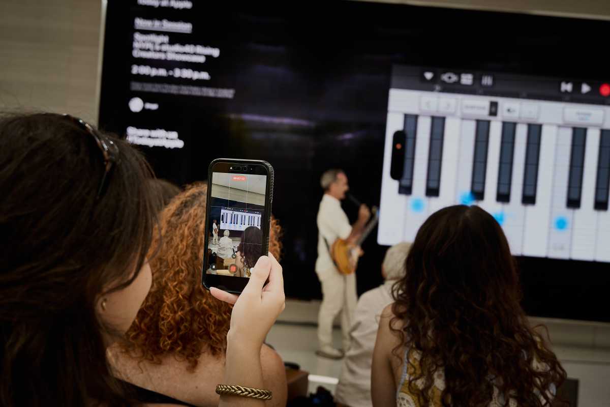 Apple celebrated musicians who produced their own music at the New York Public Library’s Studio40.