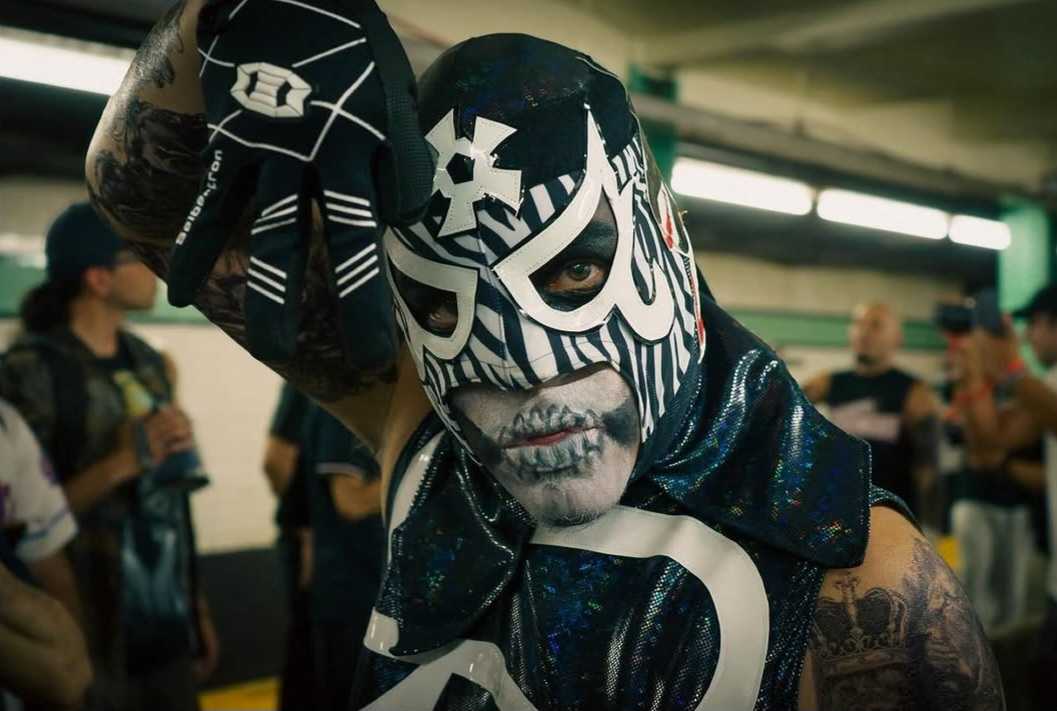 A person cosplays at Pénta