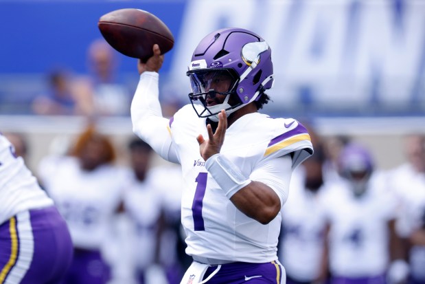 Kyler Murray throws pass