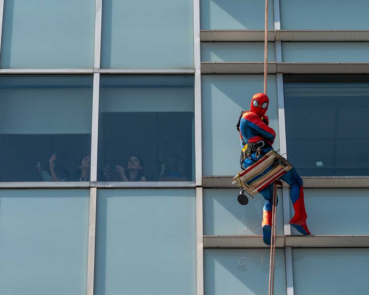 Heroic heights: Superhero window washers surprise young patients at Maimonides • Brooklyn Paper