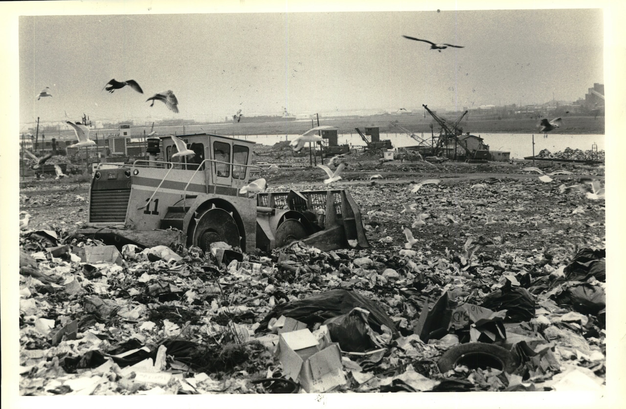 1981 Press Photo Garbage Compactor at Fresh Kills Landfill