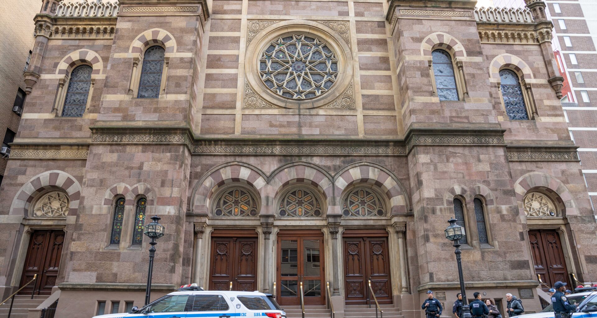 Man taken into custody at NYC synagogue after assaulting woman, guard in possible hate crime