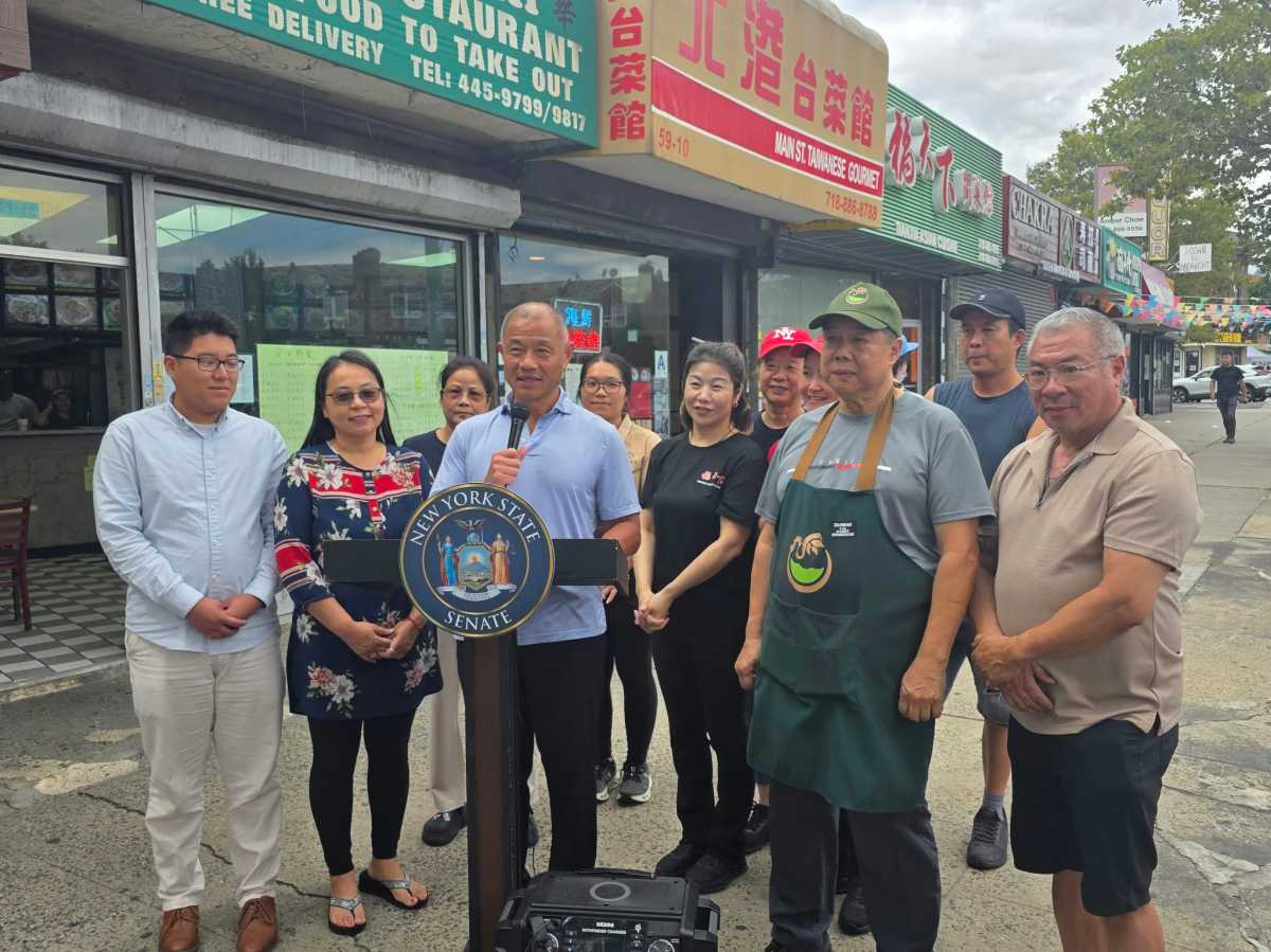 Sen. Liu celebrates new loading zone in Queensboro Hill after delivery drivers discouraged by ‘incessant tickets’ – QNS