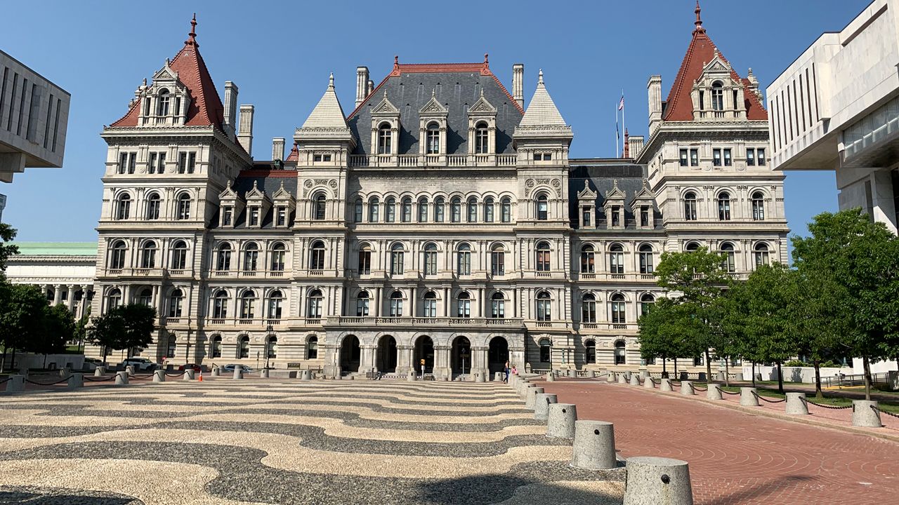 An image of the state capitol building.
