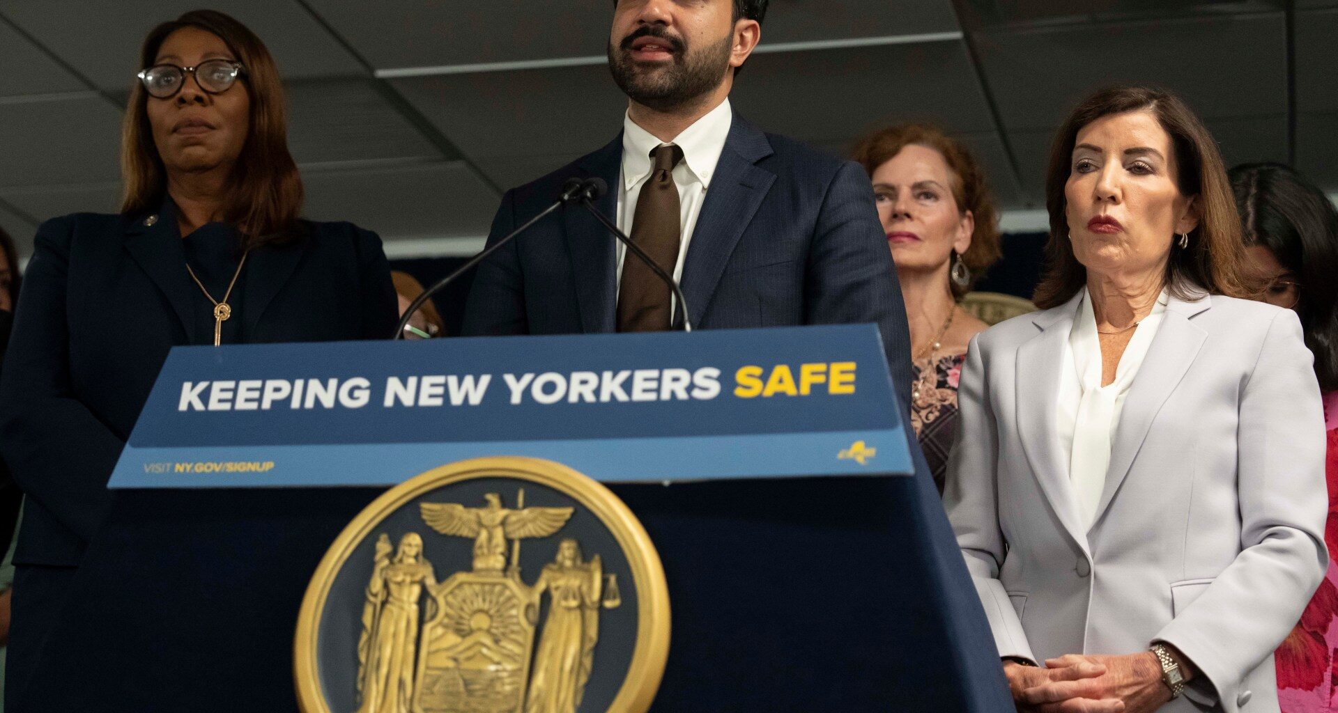 New York mayor Mamdani sues to block $10,000 teaching aide bonuses | Politics News