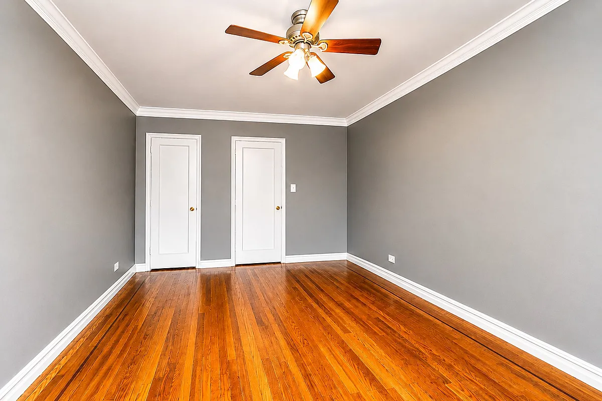 bedroom with ceiling fan, wood floor, closet