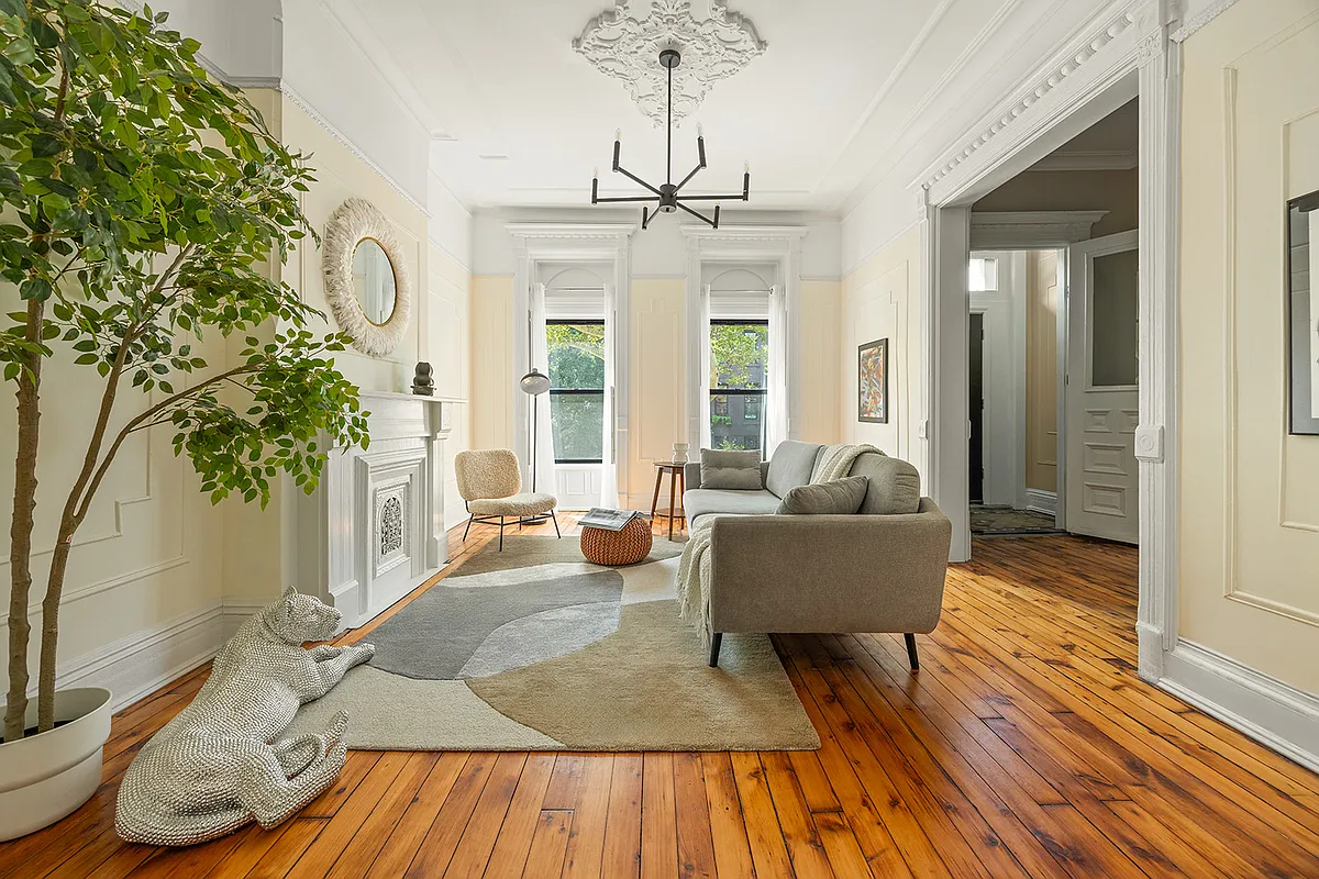 parlor with a ceiling medallion