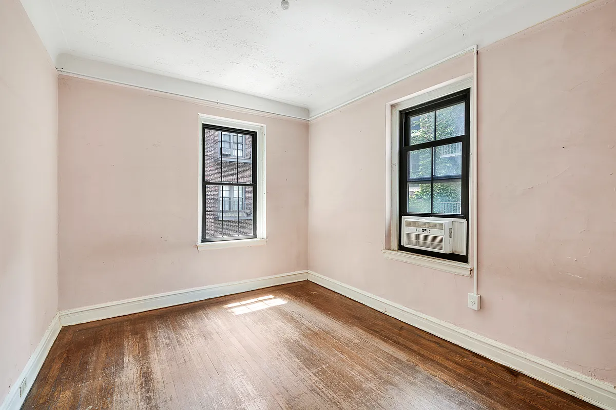 bedroom with two exposures, pink walls