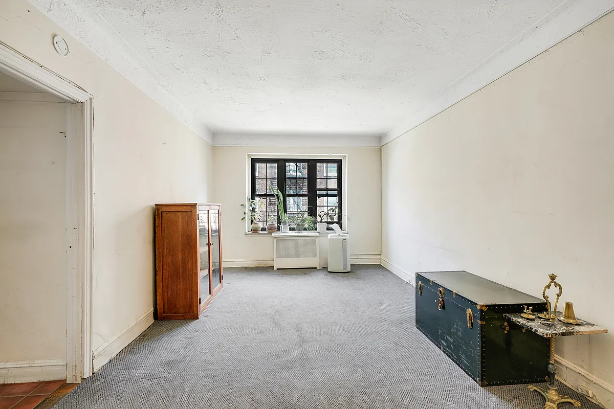 living room with carpet