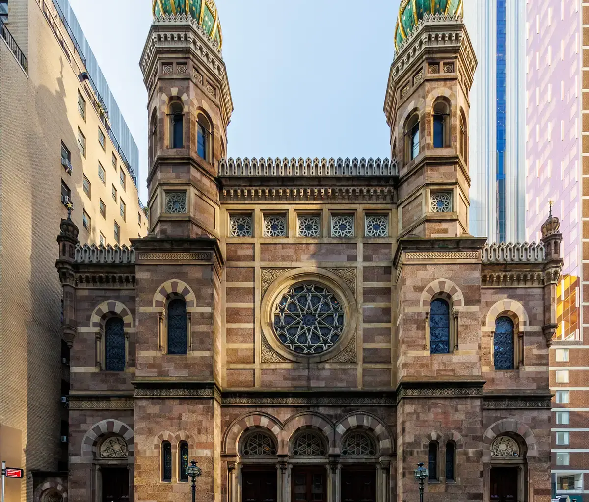 Arrest after man ‘storms bimah’ in attack during Shabbat service at Manhattan synagogue