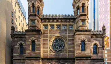 Arrest after man ‘storms bimah’ in attack during Shabbat service at Manhattan synagogue