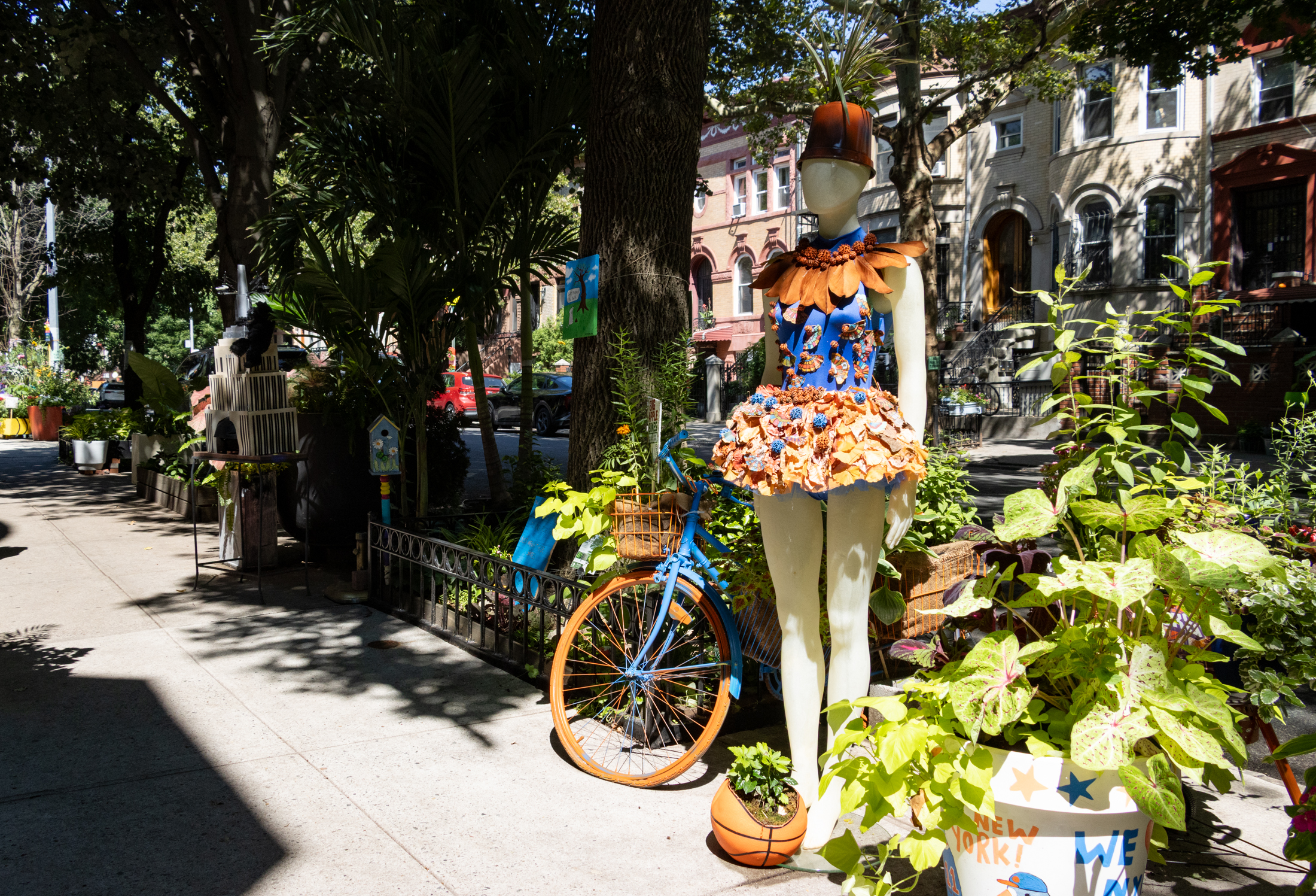 knicks themed planters and costumed mannequin