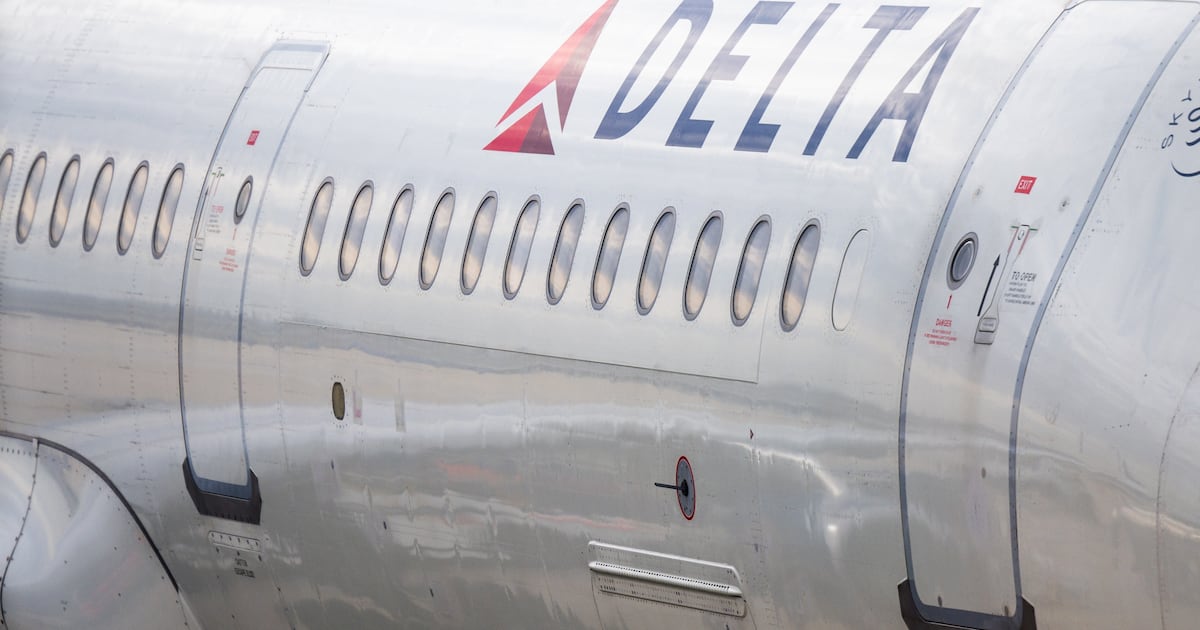 Delta flight from NYC met by police after onboard fight - WSB-TV Channel 2