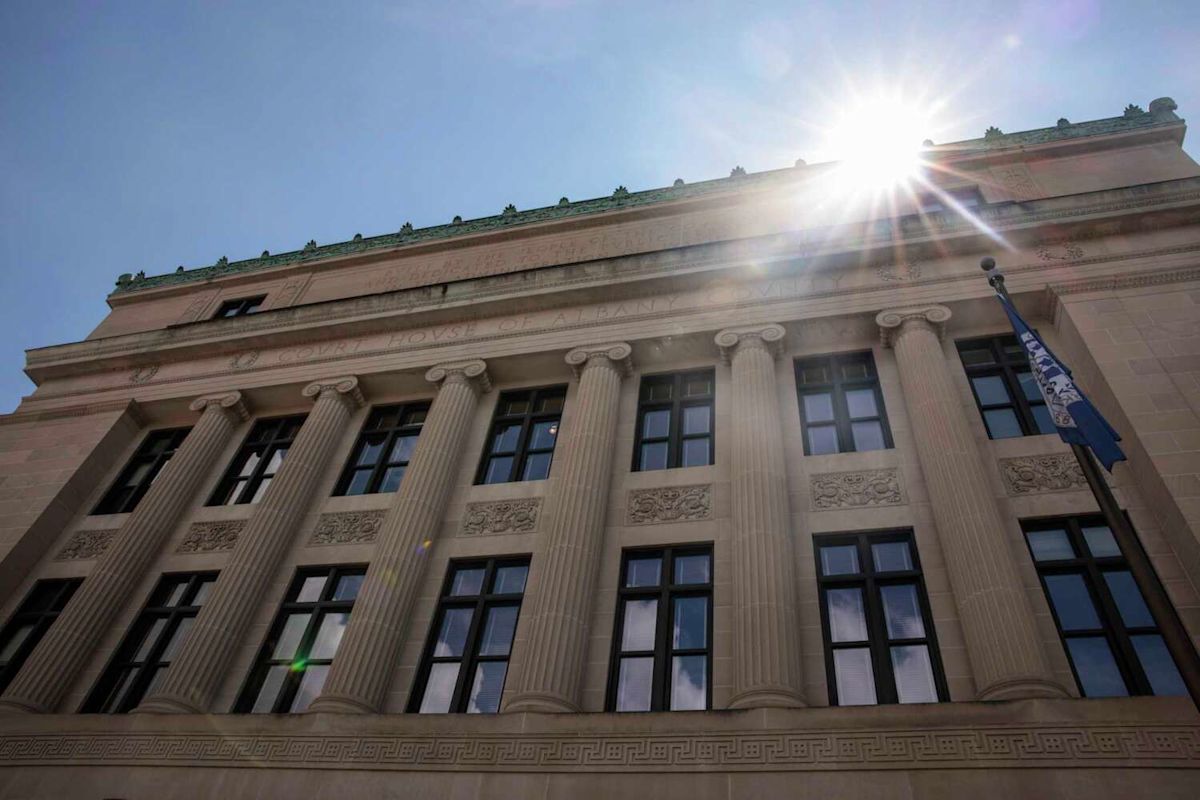 New York courts ban smart glasses after visitors kept wearing them to court