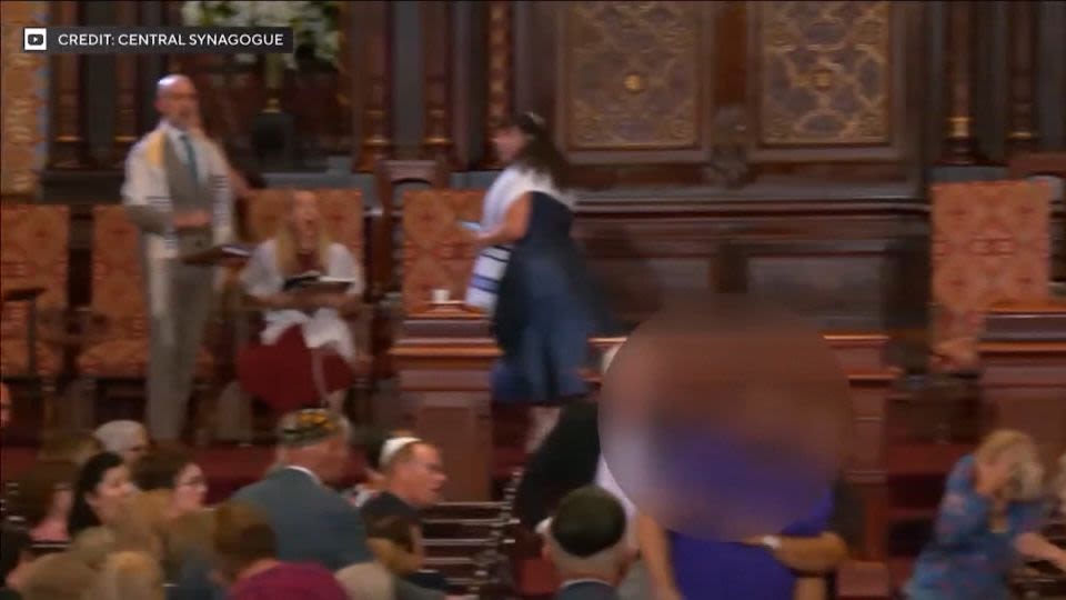 Man who official says has past mental health issues faces hate crime charges after disrupting service at Manhattan synagogue