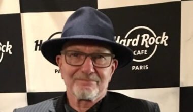 Former Queen bassist Barry Mitchell dies
