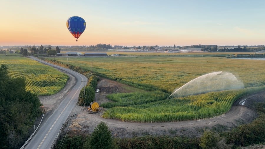 Oregon drag queens break hot air balloon record Monday